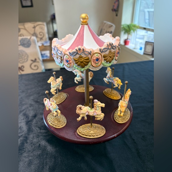 Other - 🔥🔥🔥Scarborough Fair Porcelain Carousel With 6 Gold Gilded Horse Figurines